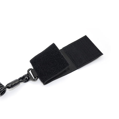 Un fil de pistolet en noir avec une toile de nylon et un crochet.