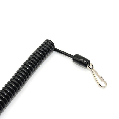 Un fil de pistolet en noir avec une toile de nylon et un crochet.